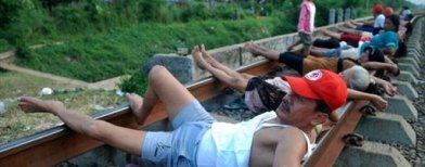 Terapi tidur di atas rel kereta api (Foto: Inilah.com)