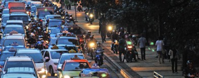 Trotoar dipakai pengendara motor di Jl Medan Merdeka, Jakarta. Foto: Tempo/Arnold Simanjuntak