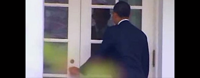 President Obama trying to enter White House (via Yahoo! video/CBS)
