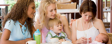 Women with children at a restaurant. (BananaStock)