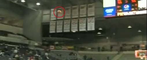 Oral Roberts junior Damen Bell-Holter sends a shot toward the basket (Y! Sports screengrab)