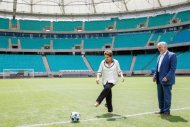 La presidenta de Brasil, Dilma Rousseff, da el puntapié inaugural del estadio Fonte Nova de Salvador de Bahia (noreste) el 5 de abril de 2013, una de las sedes de la Copa Confederaciones en junio y del Mundial de fútbol 2014. (AFP | roberto stuckert filho)