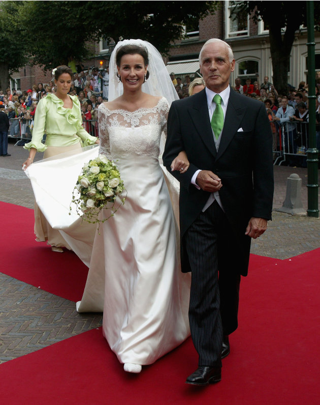 Anita van Eijk didampingi ayahandanya saat akan menikahi Pangeran Pieter dari Belanda.