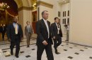 El presidente de la Cámara Baja, el republicano John Boehner (c), aseguró tras la votación que aplazar la reforma sanitaria es "lo justo dadas las excepciones que la Casa Blanca ha permitido a grandes empresas y compañías aseguradoras". EFE
