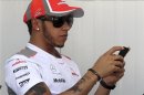 O piloto de Fórmula Um da McLaren Lewis Hamilton pausa no autódromo de Interlagos em São Paulo
