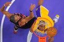 Kobe Bryant, de los Lakers de Los Angeles, anota superando la defensa del francés Nicolas Batum, de los Trail Blazers de Portland, durante la primera mitad del juego del viernes 22 de febrero de 2013, en Los Angeles. (Foto AP/Mark J. Terrill)