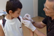 (Arquivo) Menino é vacinado contra meningite