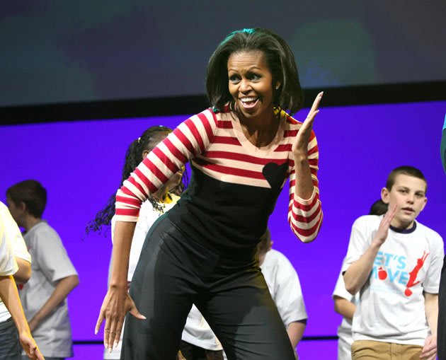الرشيقة ميشيل أوباما تقود تمارين أطفال الملابس على التمرينات الرياضية لمقاومة السمنة في المدارس