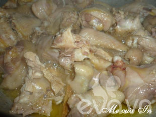 Món ngon cuối tuần: Thịt gà om nấm 1322707872-gaomnam-bep-eva4