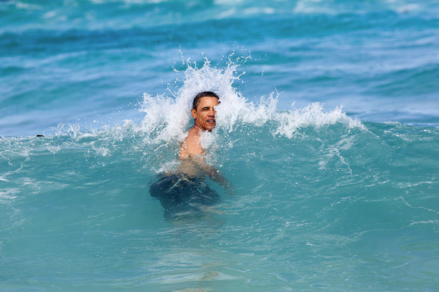 يسبح في هاواي خلال إجازة العام الجديد في يناير الماضي