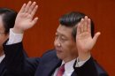 El nuevo presidente chino, Xi Jinping, alza la mano para votar este miércoles en el 18º Congreso del PCC