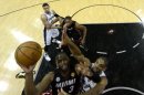Tim Duncan, de los Spurs, busca evitar un doble de Dwyane Wade, de Miami Heat, el 13 de junio de 2013 en San Antonio