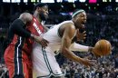 LeBron James, del Heat de Miami, le quita la pelota a Paul Pierce, de los Celtics de Boston, en el partido del lunes 18 de marzo de 2013. El Heat ganó 105-103. (Foto AP/Michael Dwyer)