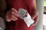 (Arquivo) Mulher segura cartela de anticoncepcional