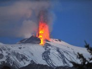(Arquivo) O vulcão italiano Etna, um dos mais ativos do mundo, lança lava na Sicília