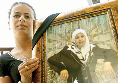  منال تحمل صورة والدتها التى لقيت حتفها في مجزرة داريا  News1-693508-jpg_143343