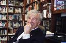 ARCHIVO - En esta foto del 12 de septiembre del 2012, Elie Wiesel es visto en su oficina en Nueva York. Wiesel, ganadore del Nobel de Paz y sobreviviente del Holocausto, ha fallecido. Tenía 87 años.(AP Foto/Bebeto Matthews)