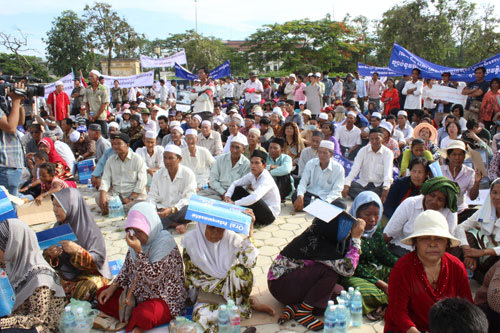 Hàng vạn người biểu tình phản đối cáo buộc trắng trợn về VN ở nhà tù Tuol Sleng Campuchia13-20130609-044051-636