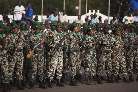 Malian soldiers stand guard before the arrival of France's President Francois Hollande at Independence Plaza in Bamako, Mali February 2, 2013. REUTERS/Joe Penney
