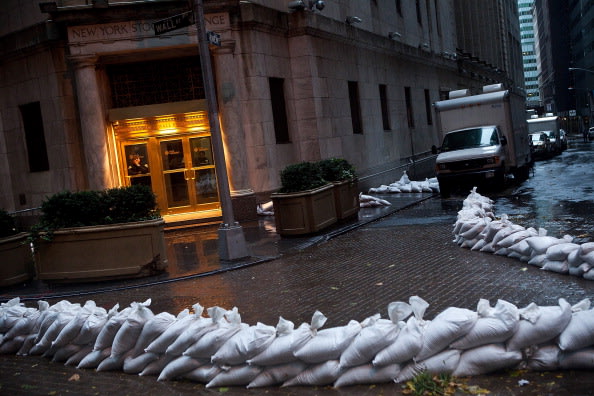 بورصة نيويورك الشهيرة حاصرت أبوابها بأكياس الرمل لمنع المياه من التدفق إليها