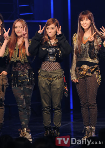 從左到右為少女時代的成員Jessica、太妍、徐玄