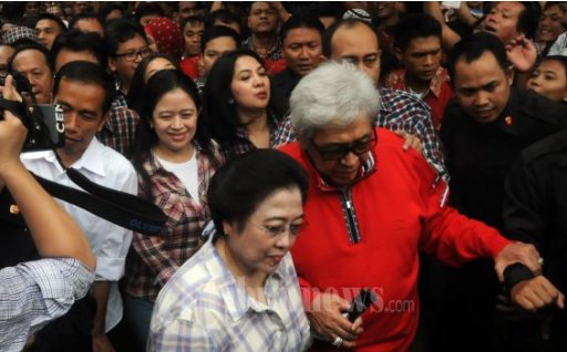 Megawati Menangis di Samping Jenazah Taufiq Kiemas