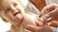 تقديم المشروب المحلّى بالسكر للطفل عند الوخز بالإبر يخفف الألم 20121217105636