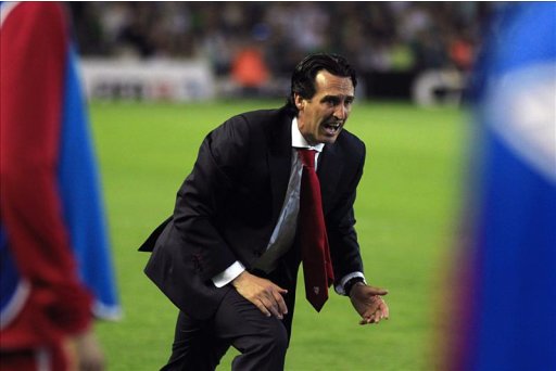 El delantero del Real Betis, Rubén Castro (i), celebra su gol, segundo del equipo, junto al portero portugués Beto, del Sevilla FC. EFEEl entrenador del Sevilla FC, Unai Emery, durante el partido. EFEEl delantero del Sevilla CF, Jesús Navas (i), desborda a Antonio Amaya, del Real Betis, durante el partido, correspondiente a la trigésimo primera jornada de Liga en Primera División, que Real Betis y Sevilla CF disputan, esta noche, en el estadio Benito Villamarín, en Sevilla. EFE