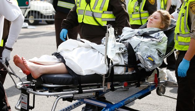 قتل شخصان واصيب 22 بجروح في انفجارين وقعا قرب خط النهاية لماراثون بوسطن بولاية ماسوشوسيتس شمال شرقي الولايات المتحدة الاثنين.