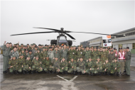 陸航AH-64E直升機6日飛抵601旅，新成編的攻擊營官兵在直升機前合影留念。（軍聞社記者林宜慶攝）