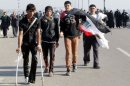 Peregrinos chiíes caminan por la autopista de Bagdad a Kerbala