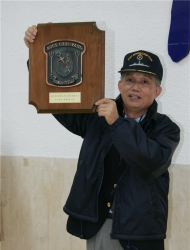 濟陽軍艦十九日過廿歲生日，首任艦長林東煥特地回「娘家」一同祝壽，並將珍藏許久的濟陽艦原始艦徽還贈一六八艦隊隊史館。