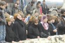 Civili ad un funerale ad Homs