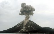 Krakatau Keluarkan Asap Hitam Setinggi 100 Meter