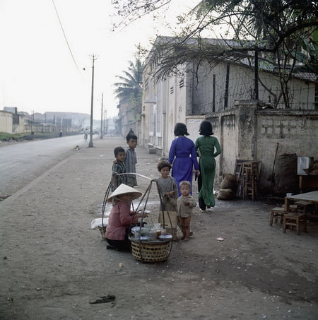Những đứa trẻ vây quanh một gánh hàng quà vặt trên đường Phạm Ngũ Lạo, gần ga tàu hỏa.