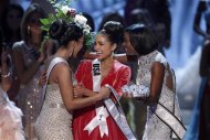Miss USA Olivia Culpo (C) is congratulated by Miss Teen USA 2012 Logan West (L) and Miss Universe 2011 Leila Lopes from Angola after being crowned during the Miss Universe pageant at Planet Hollywood Resort and Casino in Las Vegas, Nevada December 19, 2012. REUTERS/Steve Marcus
