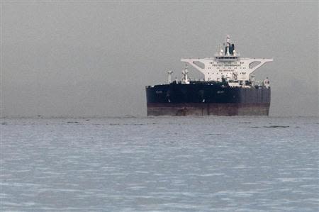 الهند تخفض واردات النفط الإيراني 2014-03-11T132224Z_1_ACAEA2A115H00_RTROPTP_2_OEGBS-INDIA-IRAN-MN4