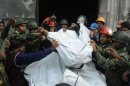 Militares bengalíes retirando los cuerpos de víctimas del incendio en una fábrica de Dacca, este domingo