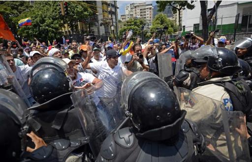 Manifestantes da oposição confrontam policiais durante o panelaço contra o governo Nicolás Maduro, em 8 de março de 2014, em Caracas