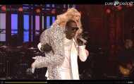 Lady Gaga vautrée sur R. Kelly au Saturday Night Live : Un grand moment de folie