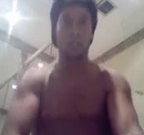 Ronaldinho Gaúcho se “exibe” na webcam [+fapou na cam] Captura-de-tela-inteira-24112011-001839.bmp_