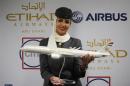 Una hostess di Etihad Airways al Dubai Airshow