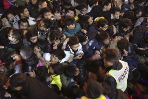 35 killed, 46 injured in Shanghai stampede - Yahoo News