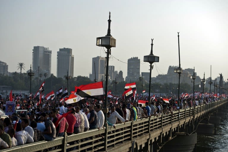 صور المتظاهرون امام قصر الاتحاديه مقر الحكم في مصر 000-Nic6229169-jpg_222901
