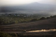 L'armée israélienne a tiré dimanche des coups de semonce en direction de la Syrie à la suite de la chute d'un obus de mortier syrien dans le nord d'Israël, a indiqué un communiqué militaire israélien