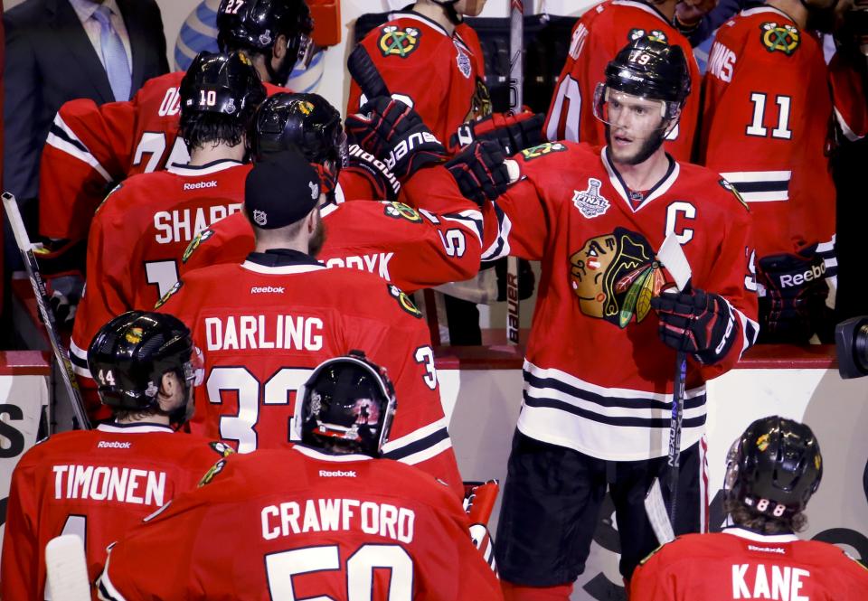 Blackhawks edge Tampa Bay 2-1, even Stanley Cup Final 2-2