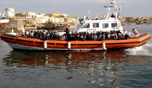 An Italian coast guard ship transporting migrants arrives&nbsp;&hellip;