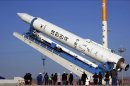 Imagen distribuida por el Instituto de Investigación Aeroespacial surcoreano hoy jueves 29 de noviembre de 2012 que muestra el cohete surcoreano Naro-1 (KSLV-1), en Goheung, Corea del Sur, ayer. El lanzamiento del Naro-1 (KSLV-1) ha sido pospuesto. EFEUn hombre surcoreano observa la retransmisión de la suspensión del tercer intento del lanzamiento de su cohete Naro-1 (KSLV-1), en Seúl, Corea del Sur, hoy jueves 29 de noviembre de 2012. El lanzamiento del Naro-1 (KSLV-1) ha sido pospuesto de nuevo debido a un nuevo problema detectado en la lanzadera espacial. EFE