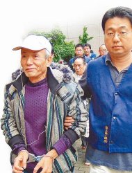 落魄大哥何新福（左）昨遭警方逮捕送辦。林志青攝