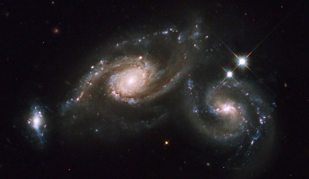 Un sistema di tre galassie chiamato Arp 274, a 400 milioni di anni luce dalla Terra